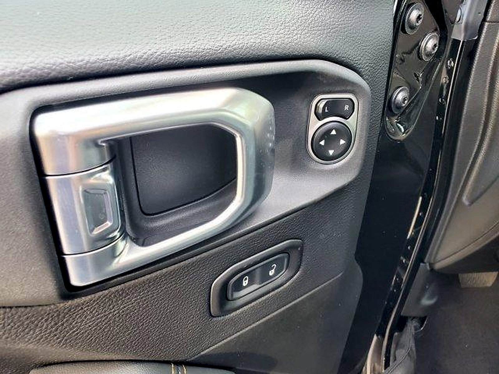 New 2026 Jeep Wrangler Unlimited Sahara w/ Technology Group AWD/4WD image 10