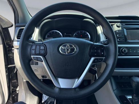 Used 2019 Toyota Highlander LE FWD image 26
