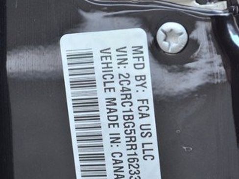 Used 2024 Chrysler Pacifica Touring-L image 14