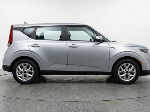 Used 2025 Kia Soul LX w/ LX Technology Package FWD image 11