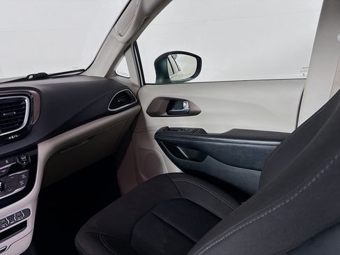 Used 2023 Chrysler Voyager LX image 27