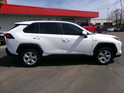 Used 2019 Toyota RAV4 LE image 2