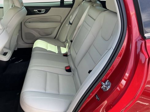 Used 2020 Volvo V60 T5 Momentum FWD image 13