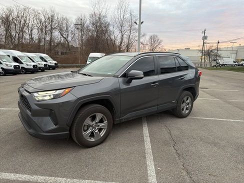 Used 2022 Toyota RAV4 XLE image 2