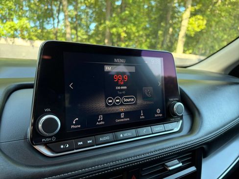 Used 2025 Nissan Rogue SV AWD/4WD image 16