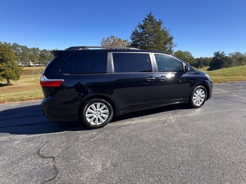 Used 2017 Toyota Sienna Limited Premium image 21