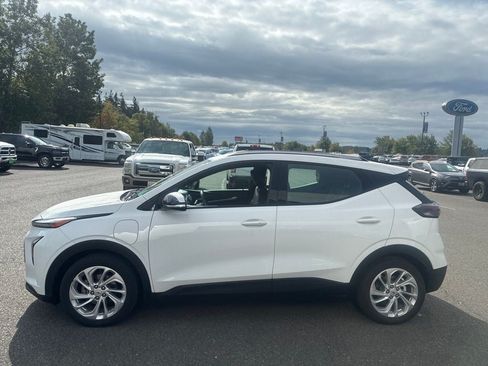 Used 2023 Chevrolet Bolt EUV LT w/ Driver Confidence Package FWD image 4
