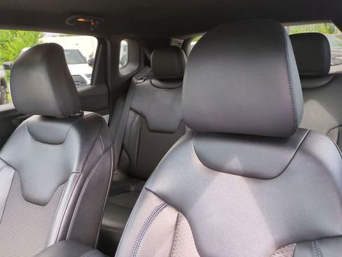 Used 2025 Jeep Compass Latitude AWD/4WD image 8
