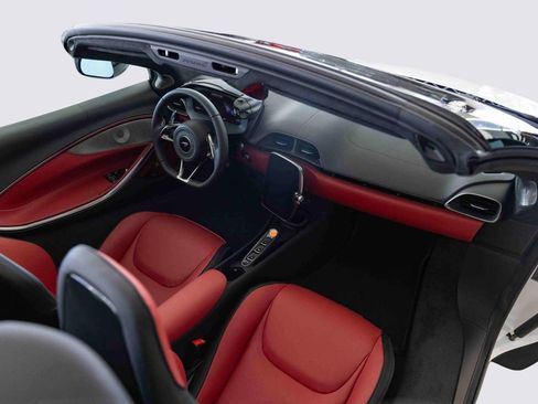 Used 2025 McLaren Artura Spider image 24