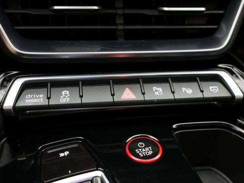 Used 2022 Audi e-tron GT Prestige image 32