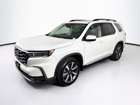Used 2025 Honda Pilot Touring image 3