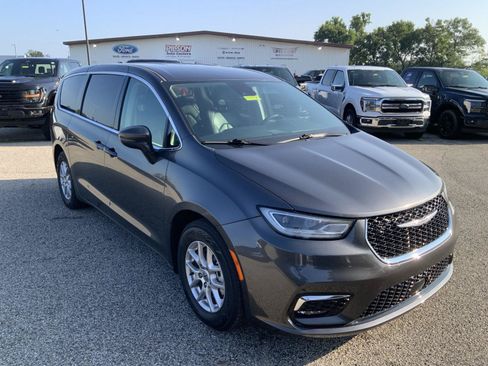 Used 2023 Chrysler Pacifica Touring-L FWD image 2