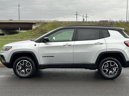 Used 2024 Jeep Compass Trailhawk image 6