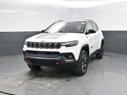 Used 2025 Jeep Compass Trailhawk AWD/4WD image 5