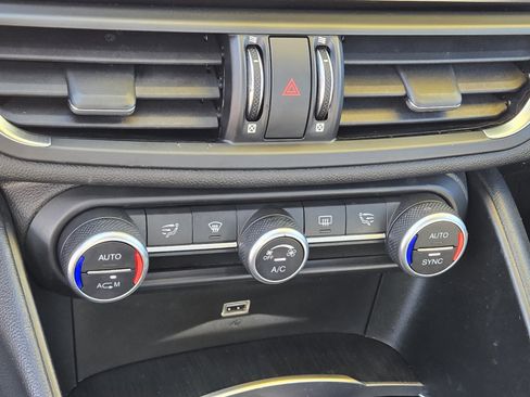 Used 2019 Alfa Romeo Giulia image 17