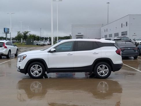 Used 2024 GMC Terrain SLE FWD image 3