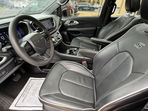 Used 2025 Chrysler Pacifica Limited image 9