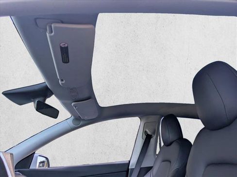 Used 2021 Tesla Model Y Long Range image 17