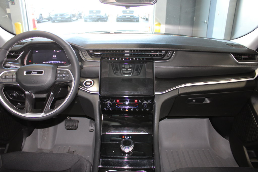 Used 2023 Jeep Grand Cherokee Laredo w/ Luxury Tech Group I AWD/4WD image 14