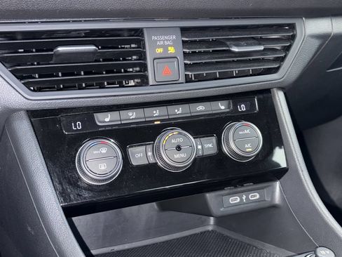 Used 2024 Volkswagen Jetta SE FWD image 5