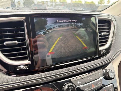 Used 2024 Chrysler Pacifica Limited FWD image 22