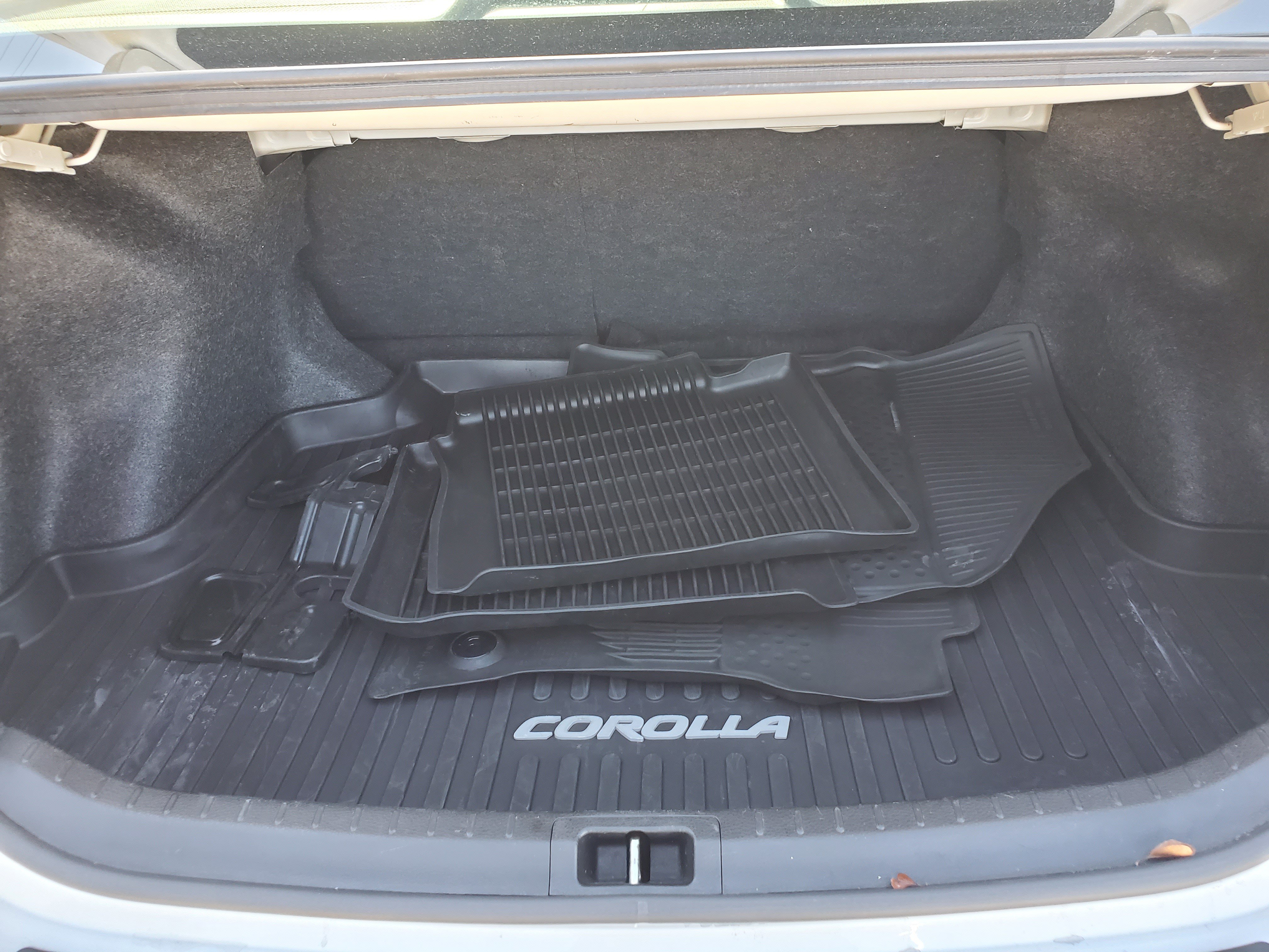 Used 2018 Toyota Corolla LE FWD image 30