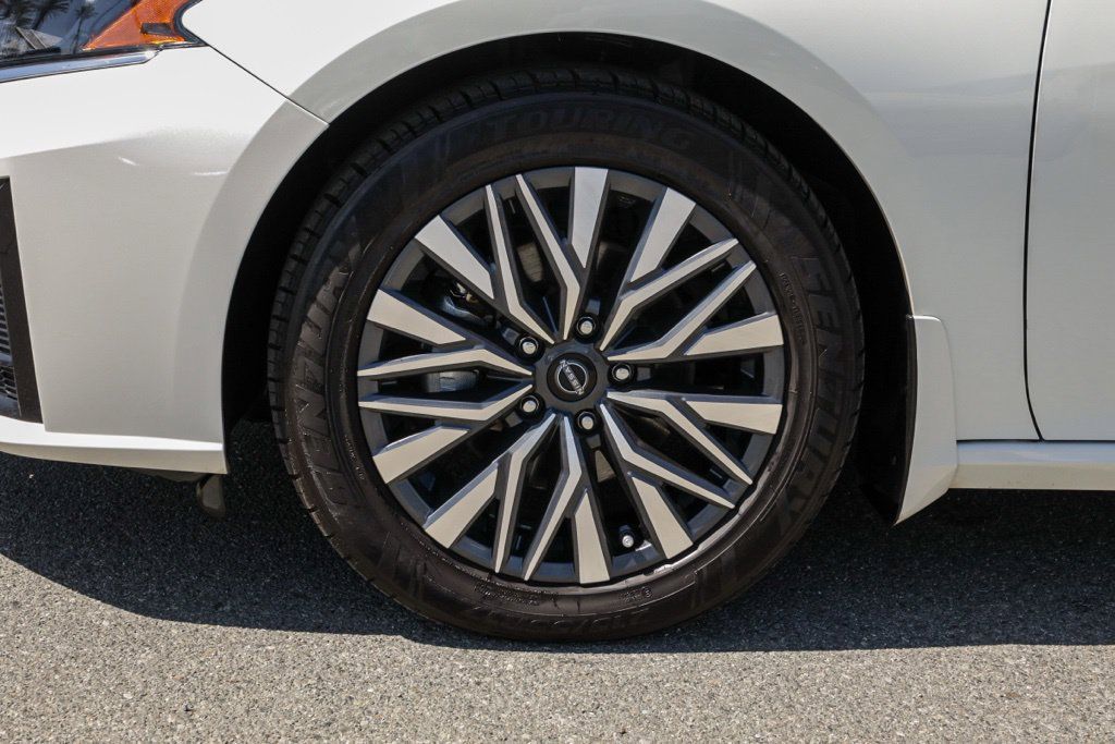 Used 2023 Nissan Altima 2.5 SV w/ SV Premium Package FWD image 13