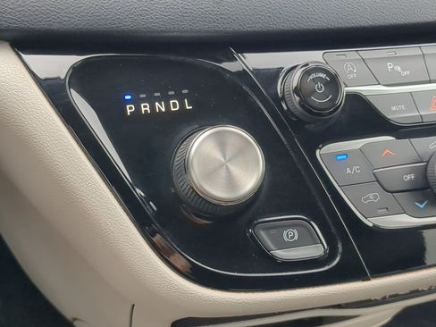 Used 2022 Chrysler Pacifica Touring-L FWD image 27