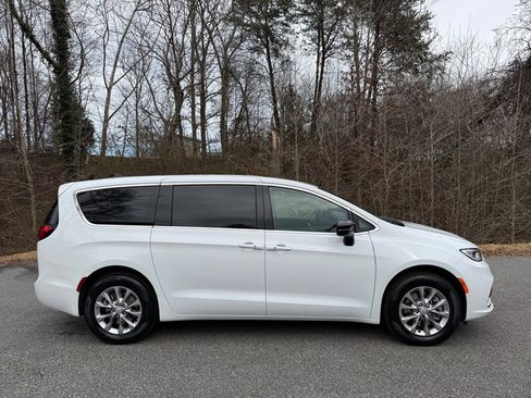 New 2026 Chrysler Pacifica Select image 6