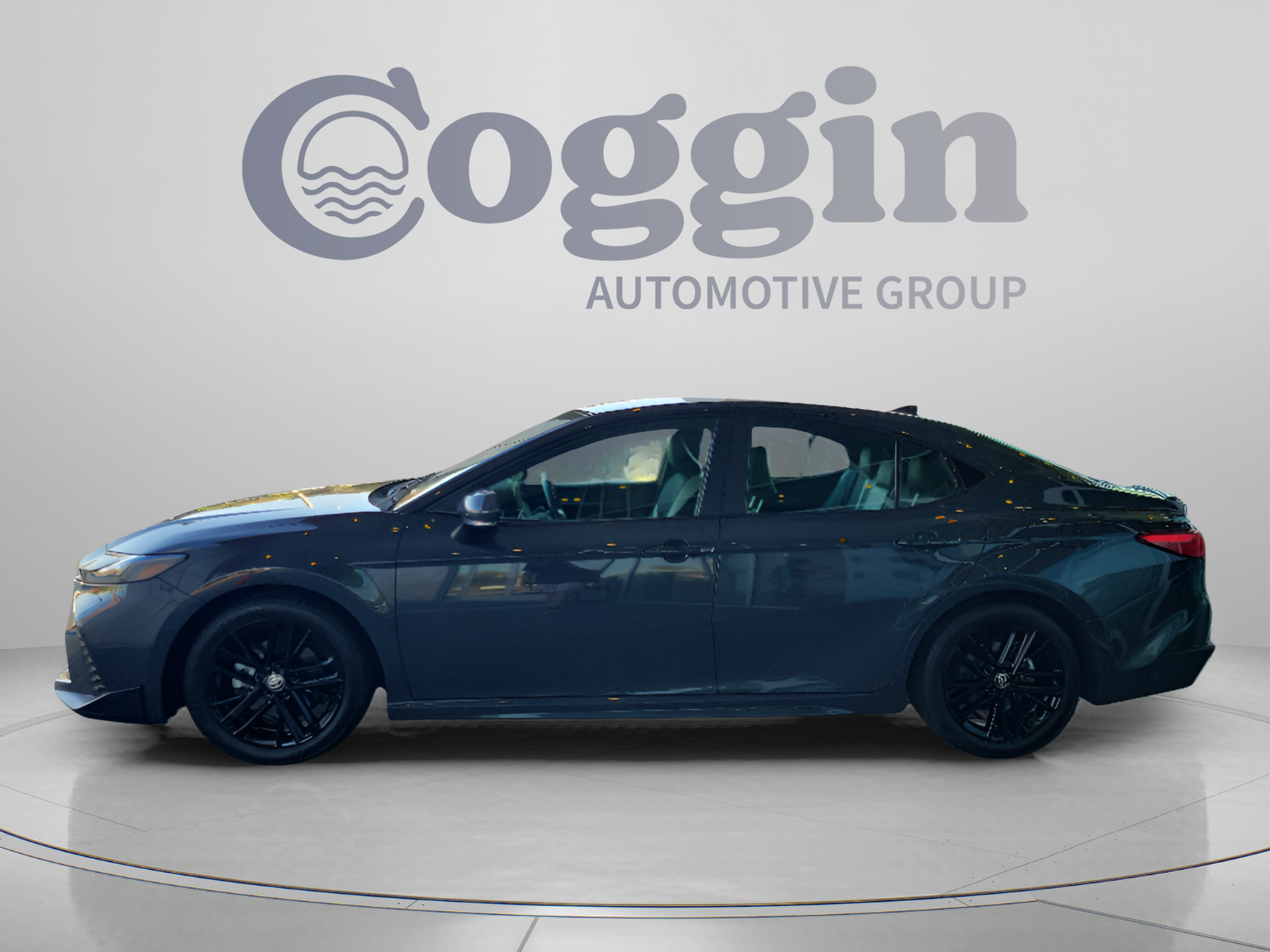 Used 2025 Toyota Camry SE FWD image 2
