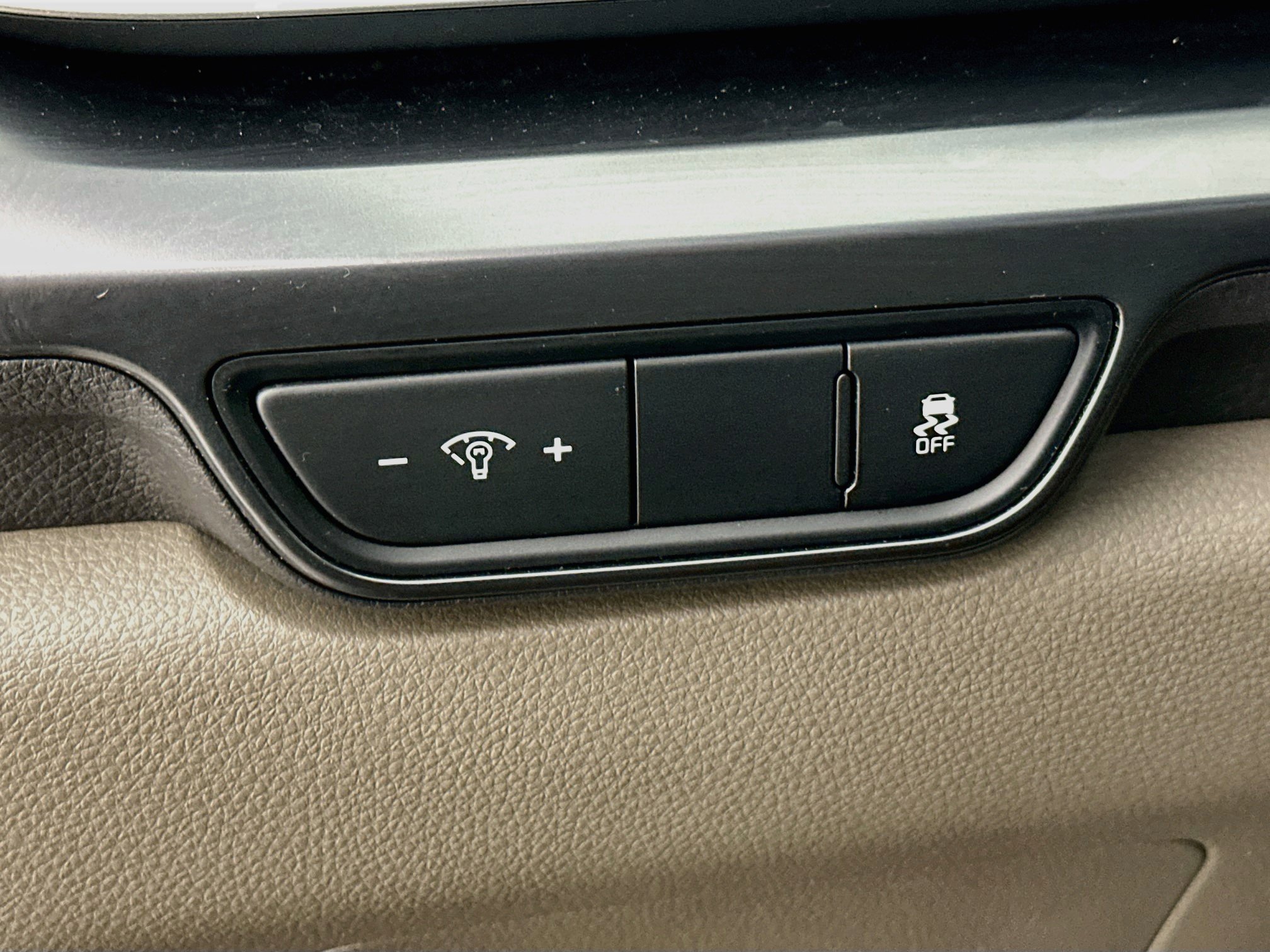 Used 2025 Kia Carnival FWD image 17