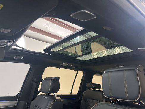 Used 2023 Jeep Grand Wagoneer Series III image 18