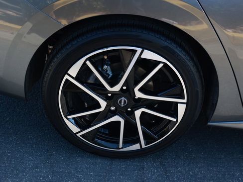 Used 2025 Nissan Sentra SR w/ SR Premium Package FWD image 9