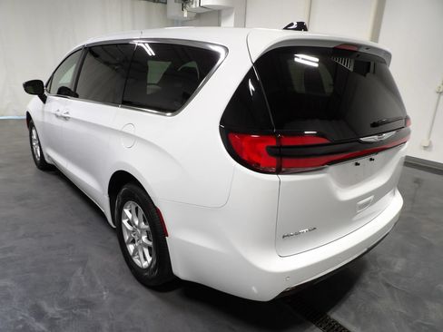 Used 2025 Chrysler Pacifica Select FWD image 6