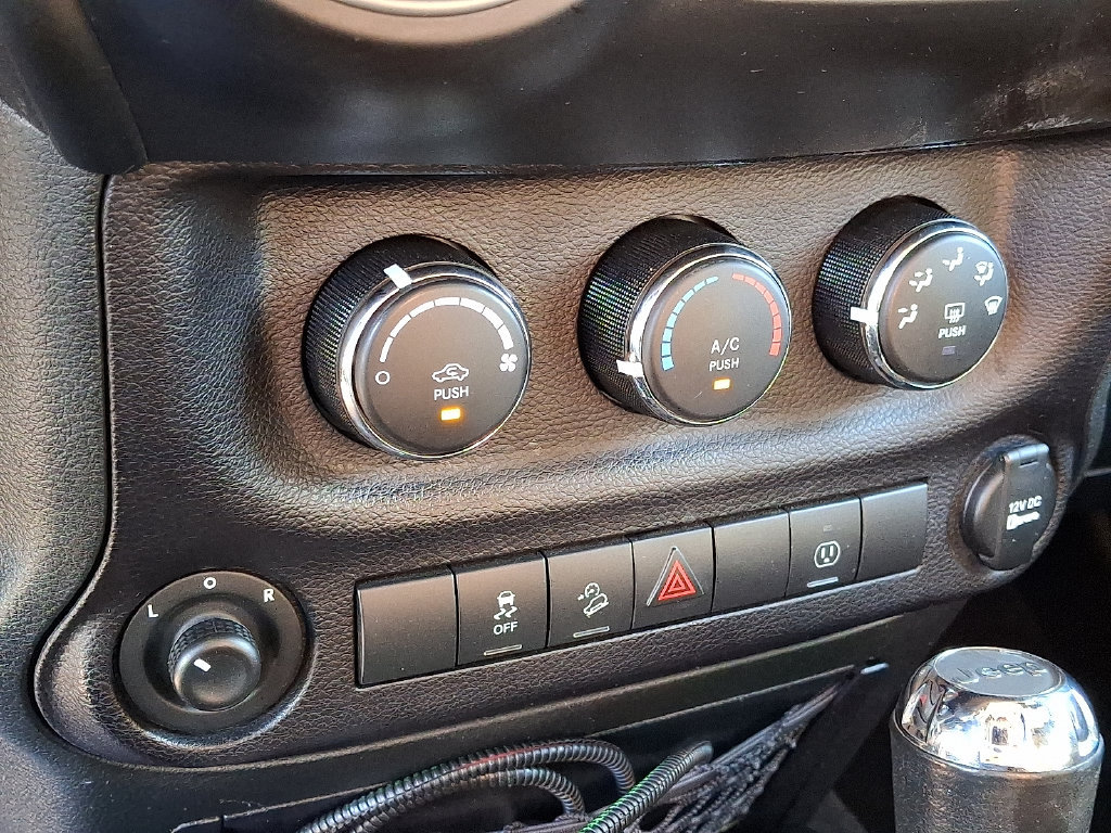 Used 2018 Jeep Wrangler Unlimited Sahara w/ Connectivity Group AWD/4WD image 15