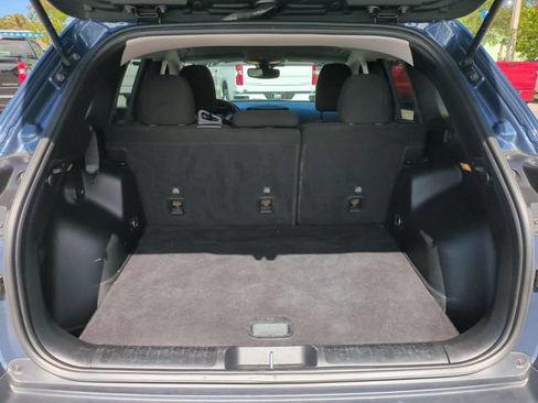 Used 2021 Jeep Cherokee Latitude FWD image 14