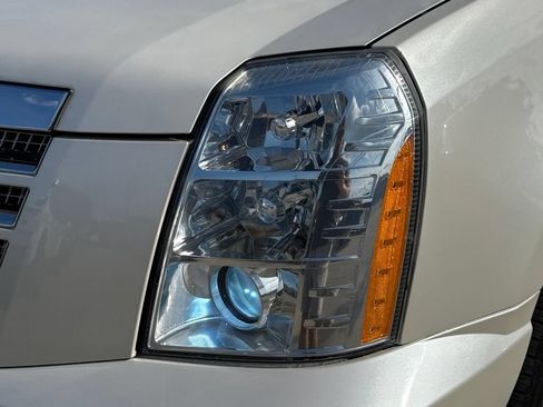 Used 2011 Cadillac Escalade 4WD Hybrid image 23
