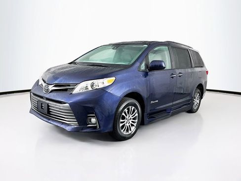 Used 2020 Toyota Sienna XLE Premium image 3