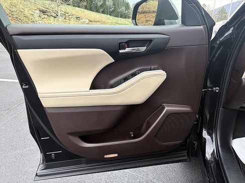 Used 2021 Toyota Highlander XLE image 9