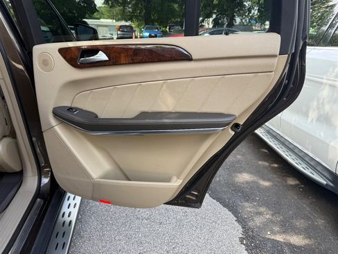 Used 2016 Mercedes-Benz GL 550 4MATIC image 25