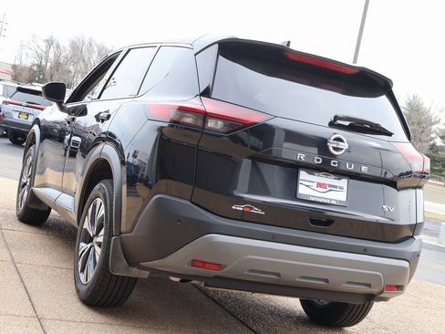 Used 2021 Nissan Rogue SV image 4