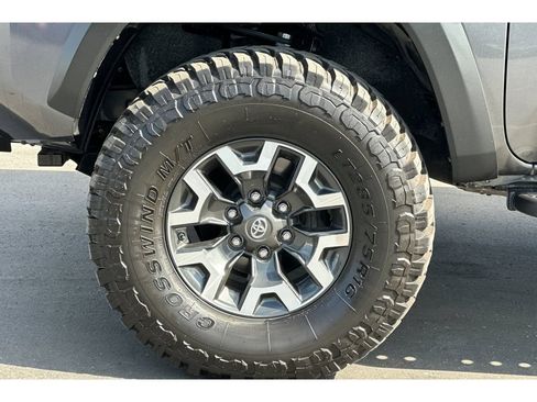 Used 2020 Toyota Tacoma TRD Off-Road w/ TRD Premium Off Road Package AWD/4WD image 33