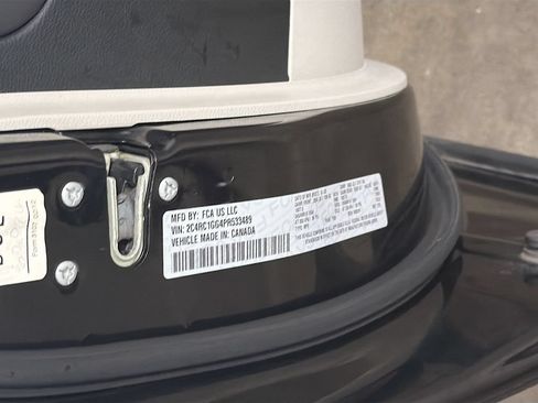 Used 2023 Chrysler Pacifica Limited FWD image 36