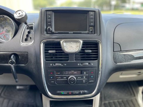 Used 2014 Chrysler Town & Country Touring FWD image 20