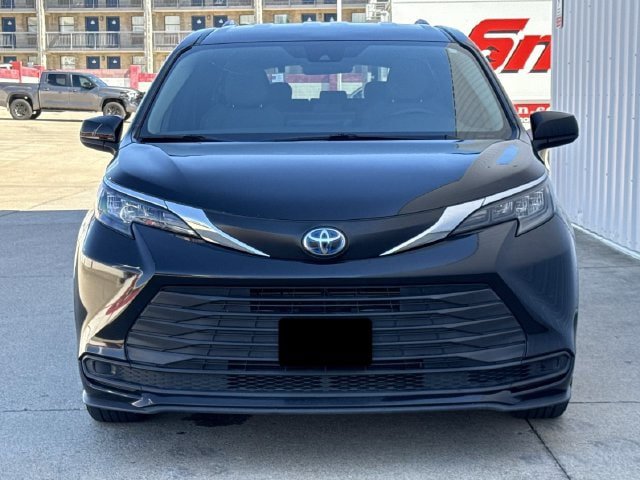 Used 2025 Toyota Sienna LE FWD image 8