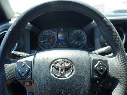 Used 2020 Toyota Tacoma TRD Off-Road w/ Technology Package AWD/4WD image 24