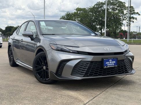 Used 2025 Toyota Camry SE FWD image 2