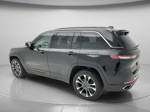 Used 2025 Jeep Grand Cherokee Overland w/ Luxury Tech Group IV AWD/4WD image 4