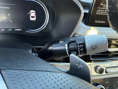 Used 2025 Genesis G70 2.5T image 34