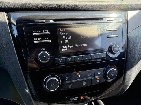 Used 2015 Nissan Rogue S image 11